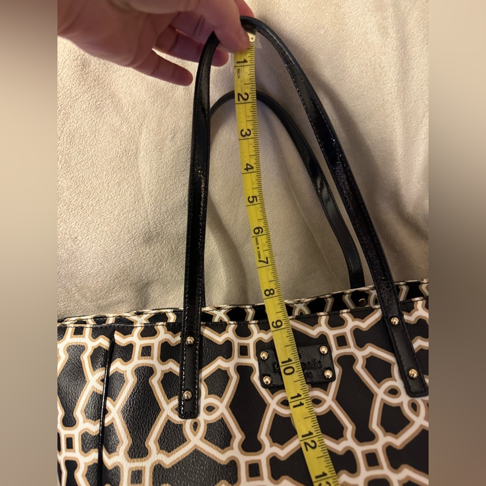 Kate Spade tote. Black with white/tan design. Snap closure. Excellent condition - Picture 3 of 14